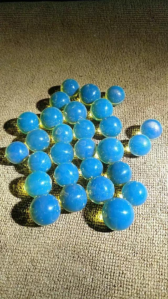 之星李连杰,他最近在出现各种活动的时候非常喜欢戴一串多米尼加蓝珀