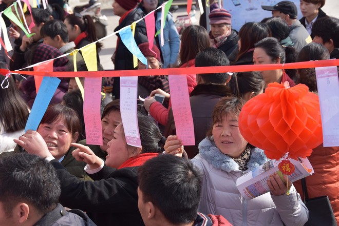 在新天城市花园，社区居民正在踊跃参与猜灯谜.JPG