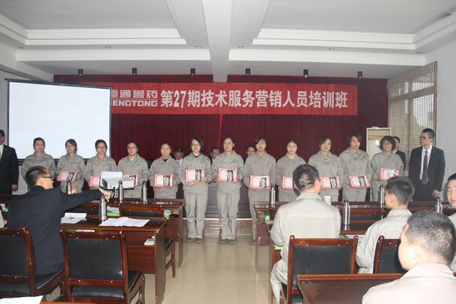 1472107285701000.jpg 田老板(左六)参加恒通技术服务营销人员培训班被评为优秀学员接受颁奖.JPG
