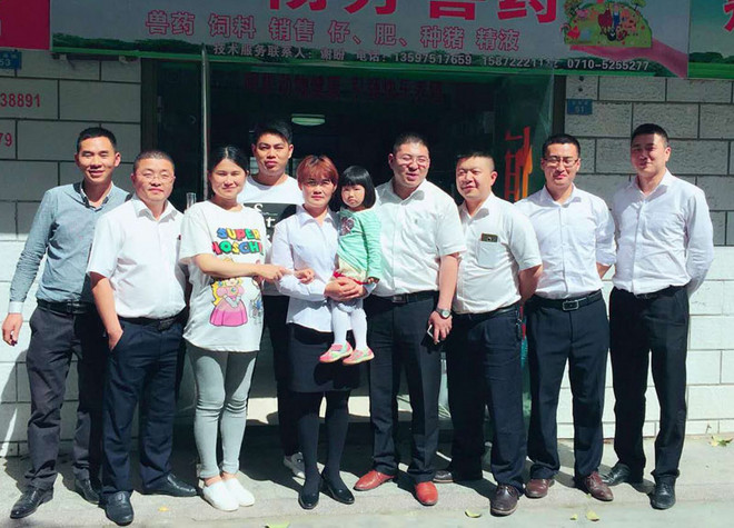 1476427513320886.jpg 客户杨芳门店人员及公司人员.jpg