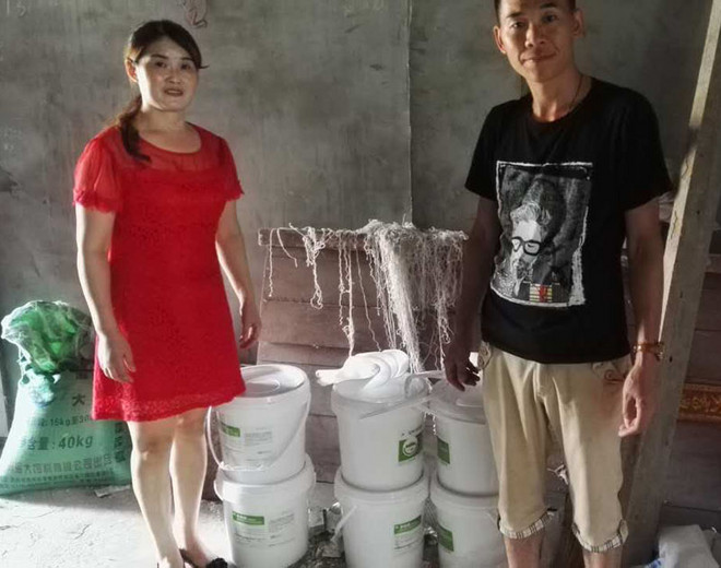 1476427614187293.jpg 南漳杨芳和区域服务经理一起下乡拜访养殖场.jpg