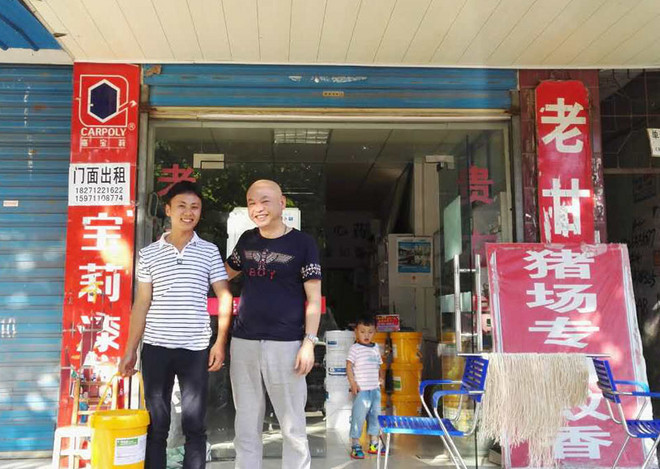 1476427788811250.jpg 客户老甘和养殖户合影,养殖户露出开心的笑容.jpg