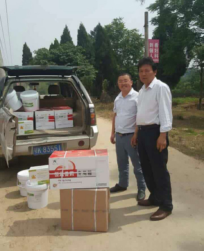 1476427805342784.jpg 孝昌客户吴桂舟和公司人员下乡服务养殖场.jpg