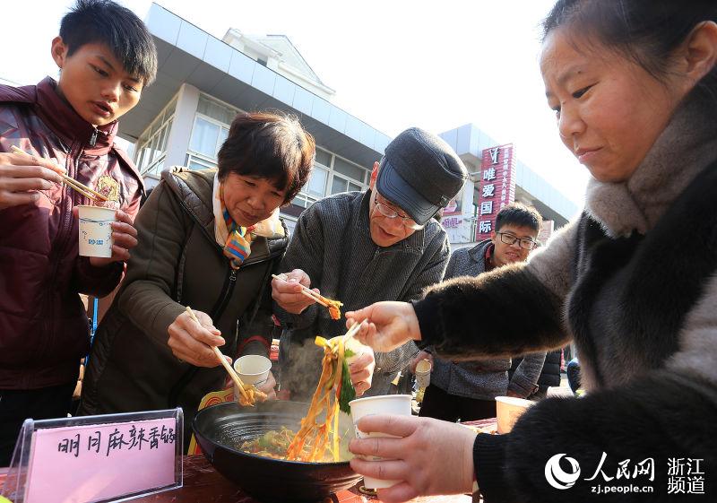 长桌宴吸引众多市民前来品尝