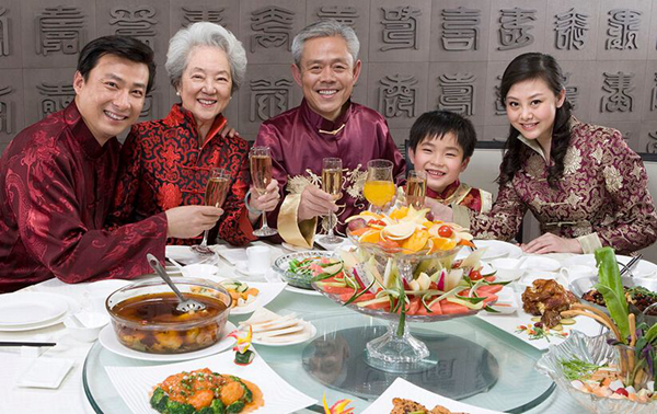 约5000个家庭选择在餐厅吃年夜饭 元宵下馆子的比除夕多四倍 约5000个家庭选择在餐厅吃年夜饭 元宵下馆子的比除夕多四倍