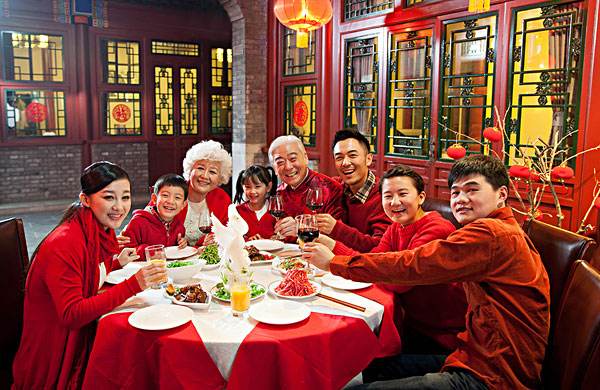 约5000个家庭选择在餐厅吃年夜饭 元宵下馆子的比除夕多四倍 约5000个家庭选择在餐厅吃年夜饭 元宵下馆子的比除夕多四倍