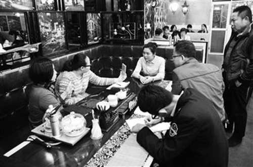 海口姐妹疑因“喜喜”餐厅外卖上吐下泻 监管部门现场检查 海口姐妹疑因“喜喜”餐厅外卖上吐下泻 监管部门现场检查