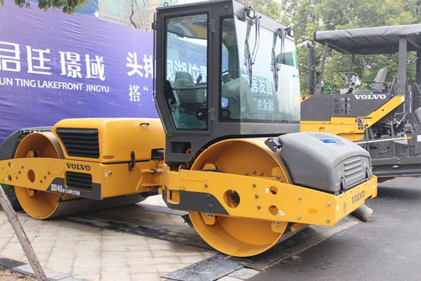 沃尔沃双钢轮振动压路机dd120