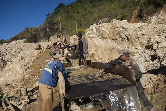 缅甸红宝石土地的矿工梦:一克拉八百万