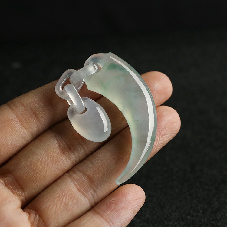 精美冰种莹润月牙翡翠吊坠