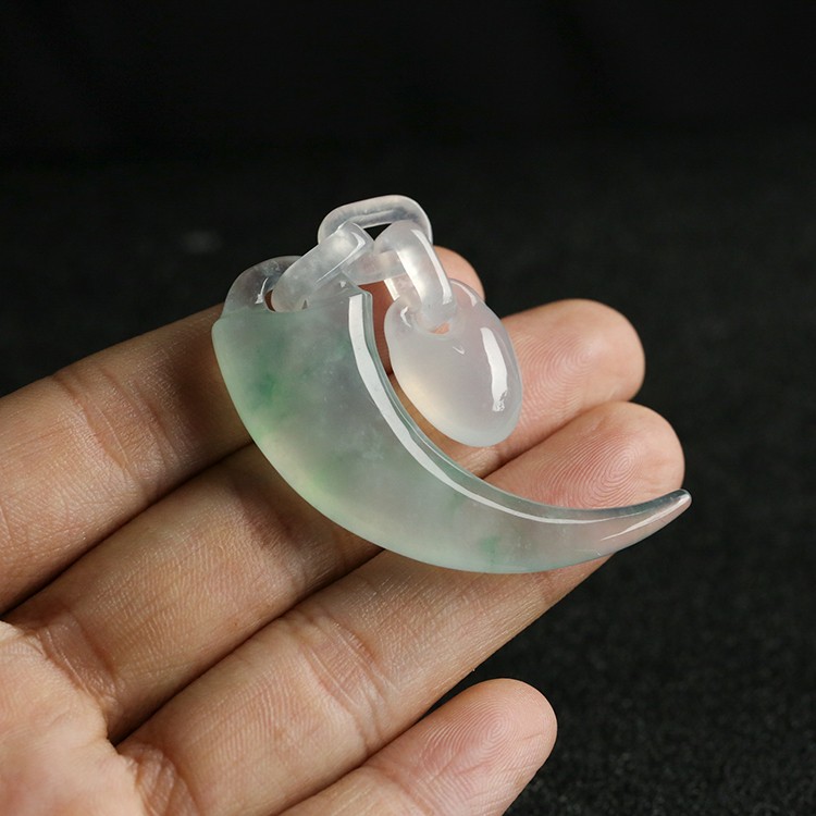 精美冰种莹润月牙翡翠吊坠