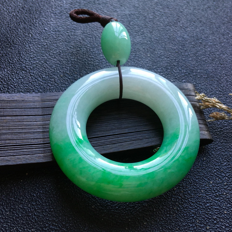 老冰糯种阳绿时尚玉环翡翠挂件