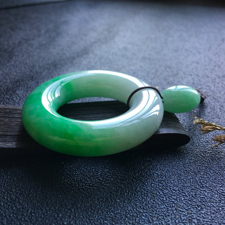 老冰糯种阳绿时尚玉环翡翠挂件