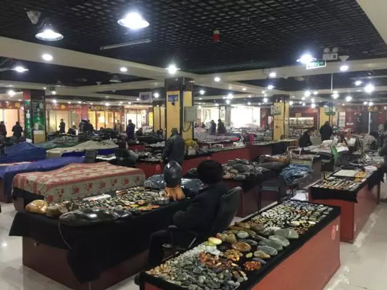 今天,我们来到了新疆库尔勒市西部白马玉器交易市场.