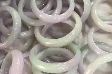 百来块的翡翠加点抛光粉,立刻卖上万!