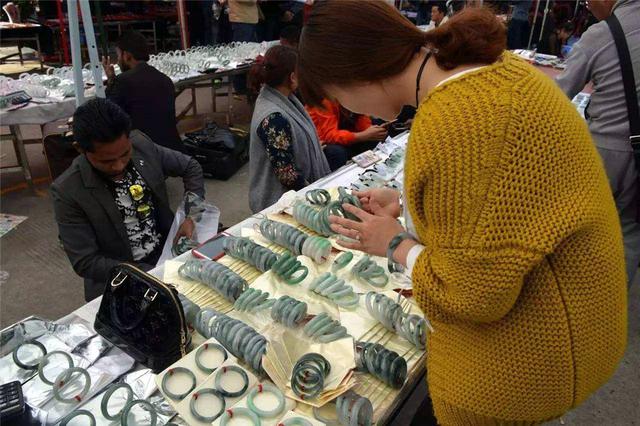 中缅边境有个最大珠宝市场,卖玉石就像卖白菜,100元能买一堆