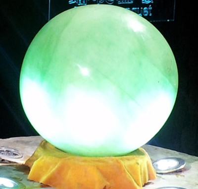 武义县萤石博物馆展出一颗篮球般大的夜明珠