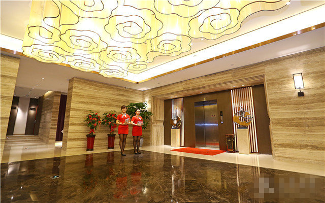 厦门润足坊足浴店内环境-两位美女迎宾