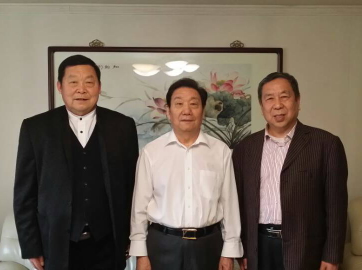 马忠臣(中)与长垣烹协会长江榜成(左,常务副会长张世显(右)合影1994